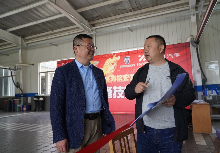 集团公司领导卢杰与裁判交流_副本.jpg 集团公司领导卢杰与裁判交流_副本.jpg