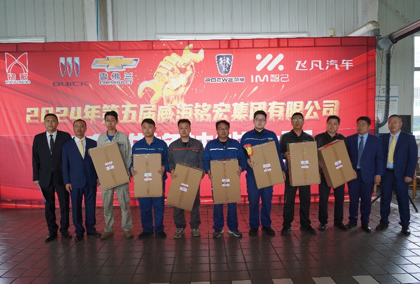 各分公司领导崔毅、孙春光、尹学亮、孙大明为鼓励奖颁奖_副本.jpg 各分公司领导崔毅、孙春光、尹学亮、孙大明为鼓励奖颁奖_副本.jpg