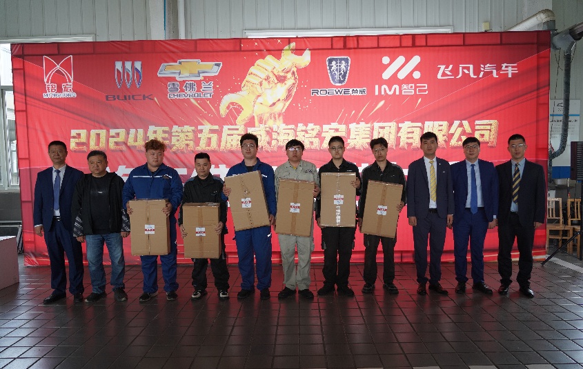 分公司总经理邹高明、周恩殿、王泉、董超、杨群为鼓励奖颁奖_副本.jpg 分公司总经理邹高明、周恩殿、王泉、董超、杨群为鼓励奖颁奖_副本.jpg